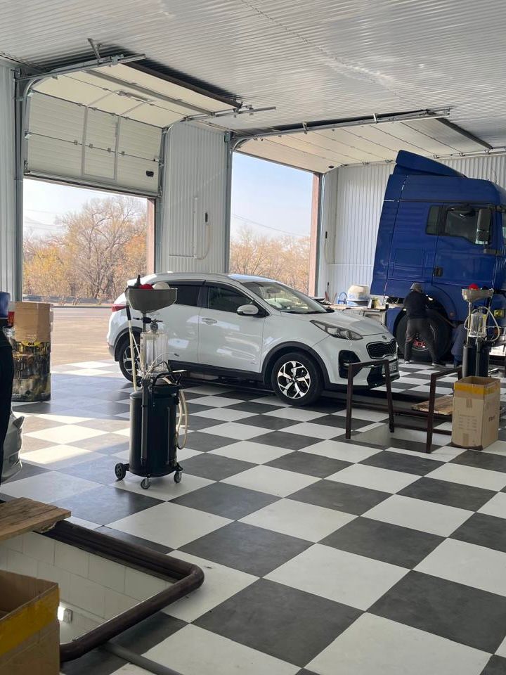 Авто на подъёмнике в боксе